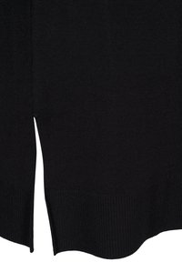 Pull en maille noire avec fente sur l'ourlet et détails côtelés aux poignets et au bas. Le matériau est doux avec une texture lisse.