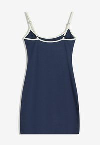 Modra brezrokavnik z oblikovanim krojem, kontrastnimi svetlimi naramnicami in gladko, mehko teksturo.