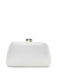 Bolso de mano blanco hecho de material texturizado con forma redondeada. Cuenta con un cierre metálico con dos acentos redondeados en la parte superior.