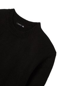 Czarny sweter dzianinowy z okrągłym dekoltem, prążkowanymi mankietami i dolnym wykończeniem. Metka z napisem "Terranova" i rozmiarem "XL". Teksturowany materiał, bez wzorów.