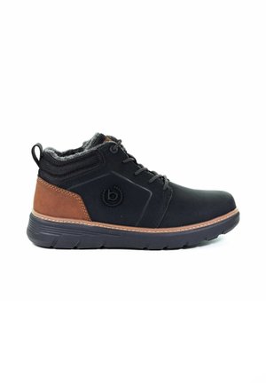 Botte chelsea à lacets noire et marron avec un col rembourré, une semelle texturée et un logo sur le côté, conçue pour un usage décontracté ou en extérieur.