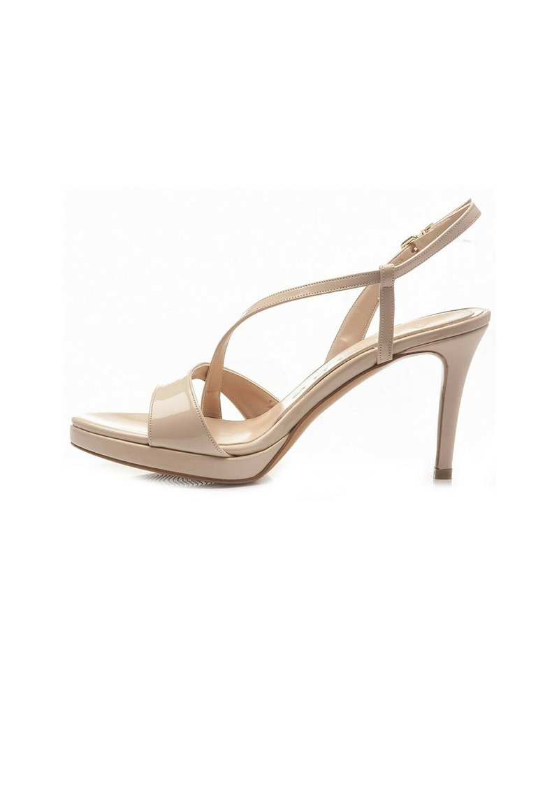 Sandal a punta aperta in pelle lucida beige con tacco alto, fasciatura sottile alla caviglia e suola platform leggermente elevata.