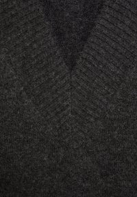 Donkergrijze gebreide kleding met een geribbelde, chevronsgewijze V-hals kraag en gestructureerde stof.