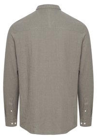 Chemise homme à manches longues, boutonnée, de couleur vert olive, vue de dos avec un col classique et des poignets boutonnés.