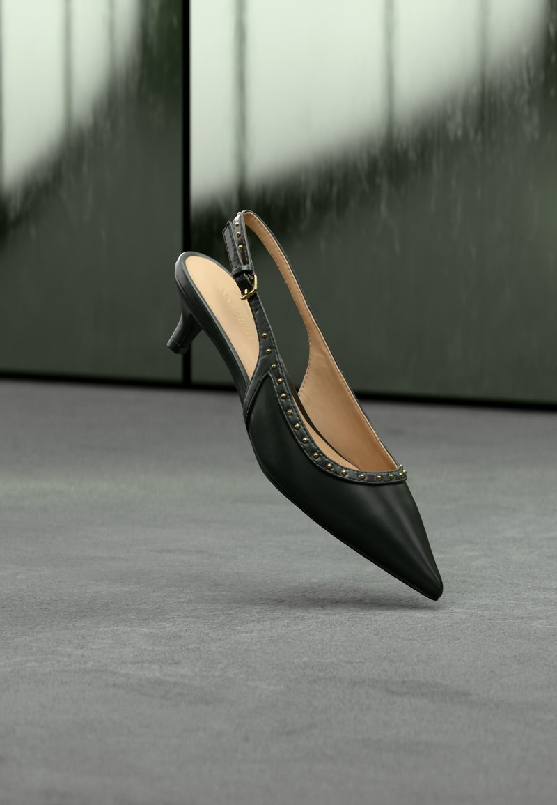 Chaussure slingback en cuir noir avec un bout pointu, des clous dorés le long du bord, et un talon modeste. Texture lisse et design élégant.