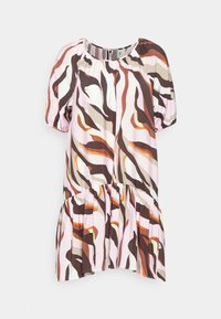 Kortärmad klänning i rosa, brun och orange vågmönster, med en gathered midja och utsvängd nederdel. Tillverkad av lätt, flexibel material.