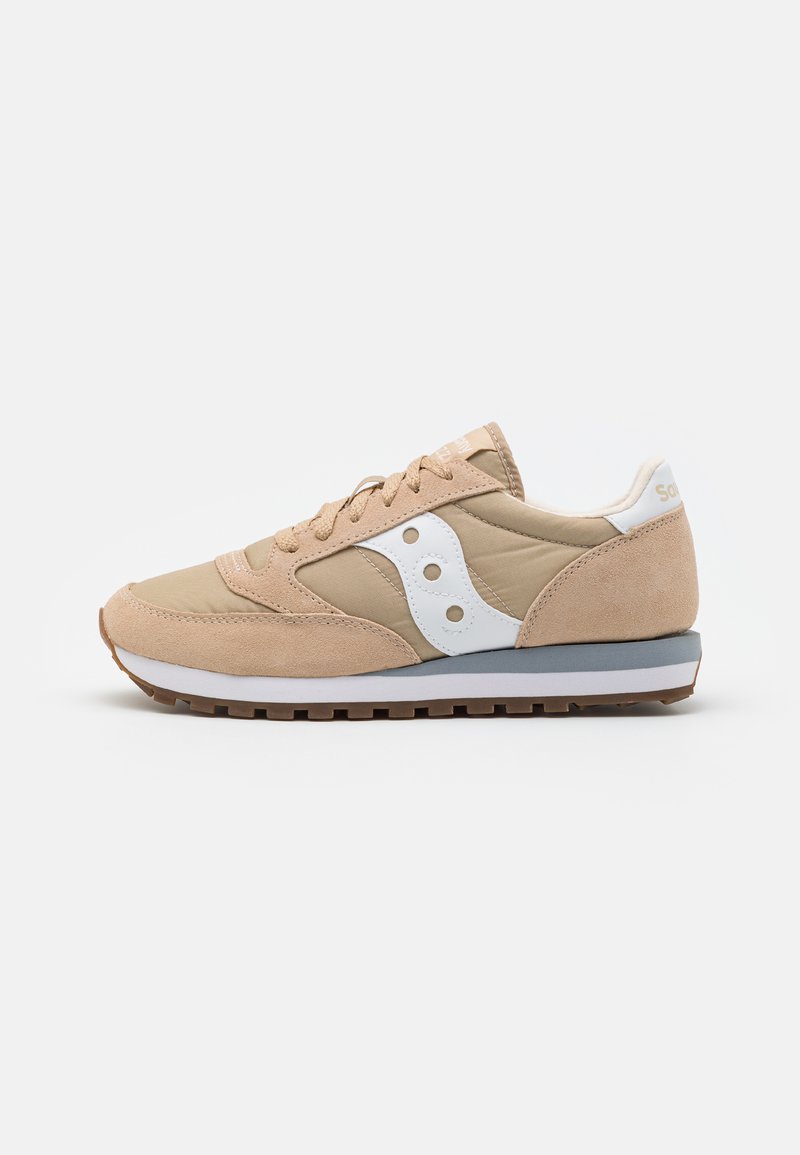 Beige sneakers med semsket og tekstilmateriale, hvite detaljer, runde perforeringer og en polstret såle, med en tykk gummiyttersåle.