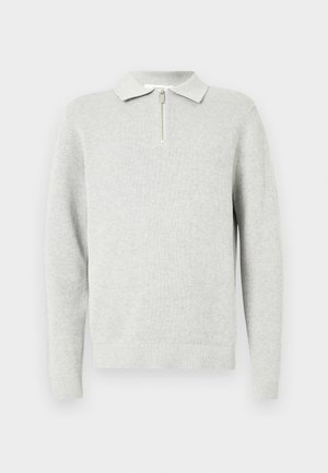 Polo suéter de manga longa em cinza claro, em malha texturizada, com gola com fecho de zip e punhos e barra canelados. Design casual adequado para sobreposição.