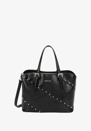 Bolso de mano de cuero negro con tachuelas plateadas y diseño diagonal. Cuenta con dos asas superiores y una correa de hombro desmontable. Cierre de cremallera en la parte superior.