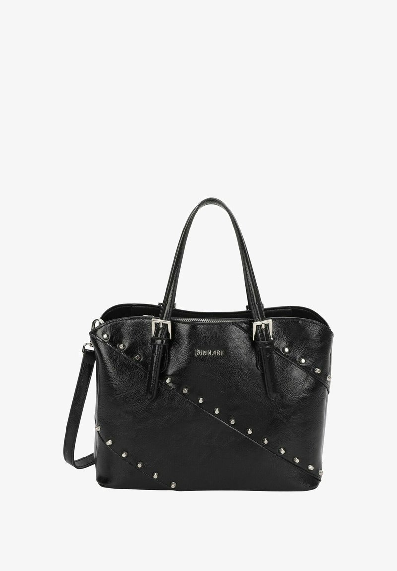 Bolso de mano de cuero negro con tachuelas plateadas y diseño diagonal. Cuenta con dos asas superiores y una correa de hombro desmontable. Cierre de cremallera en la parte superior.
