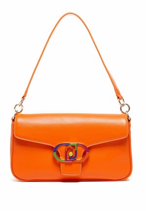 Sac à bandoulière en cuir orange vif avec un fermoir métallique multicolore et une seule sangle attachée par des anneaux dorés.