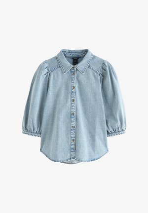 Lyseblå denimbluse med puffede trekvartærmer, knaplukning foran og spids krave.