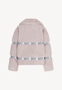 Różowa kurtka z futra syntetycznego z kołnierzem, z poziomymi paskami białej elastycznej taśmy z logo na klatce piersiowej i mankietach. Teksturowana powierzchnia.