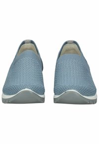 Scarpe slip-on in maglia blu con tomaia testurizzata, lati elastici e suola in gomma bianca. Parte posteriore rinforzata per supporto.
