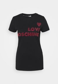 Svart T-shirt med kort ärm som har röd rhinestone-text "LOVE MOSCHINO" och ett litet hjärta. Gjord av mjukt bomullstyg.