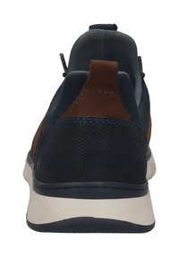 Herren-Sneaker mit oberem Teil aus navy-blauem Mesh, braunen Lederelementen und einer strukturierten Ferse. Verfügt über eine weiße Sohle mit einem schwarzen Profil.