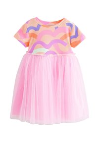 Bomullsklänning med ett mångfärgat vågmönster på en persikofärgad överdel och en rosa tyllkjol. Kortärmad med detaljer i midjan.