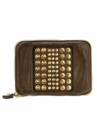 Portafoglio in pelle marrone con borchie metalliche dorate disposte a griglia sulla parte anteriore. Presenta una chiusura con zip e un cursore della zip marrone.