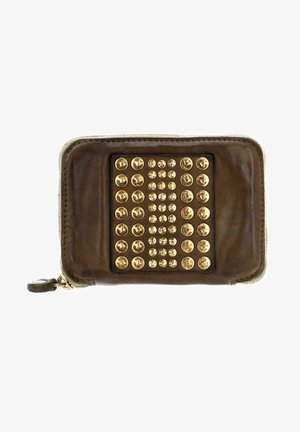 Portafoglio in pelle marrone con borchie metalliche dorate disposte a griglia sulla parte anteriore. Presenta una chiusura con zip e un cursore della zip marrone.
