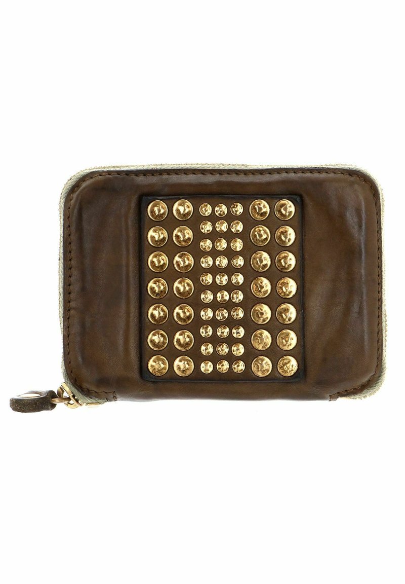 Portafoglio in pelle marrone con borchie metalliche dorate disposte a griglia sulla parte anteriore. Presenta una chiusura con zip e un cursore della zip marrone.
