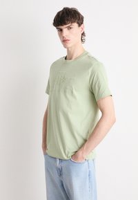 GANT TONAL SHIELD - Marškinėliai su spaudiniu - milky matcha