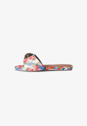 Infradito floreali realizzati in un mix di tessuto a pois e decorato in rosso, rosa e blu, con un accento metallico a forma di occhio sulla parte superiore.