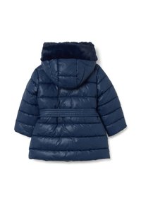 Abrigo de invierno acolchado para niños en azul marino con capucha forrada en suave piel sintética oscura y un cinturón cosido en la cintura, visto desde la parte de atrás.