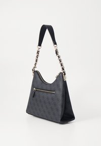 Zwarte faux leren schoudertas met een ketting- en leren schouderriem, een ritsvak en een subtiel logopatroon op de buitenkant.