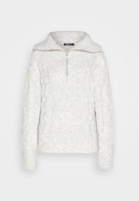 Lichtgrijze kabelgebreide trui met een halve ritssluiting aan de hals. Voorzien van geribbelde boorden bij de mouwen en zoom, en textuurpatronen voor extra visuele aantrekkingskracht.