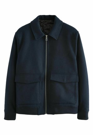 Marineblaue Zip-Jacke mit flachem Kragen, zwei aufgesetzten Fronttaschen, gerippten Bündchen und Saum. Hergestellt aus einem strukturierten Wollmischgewebe.