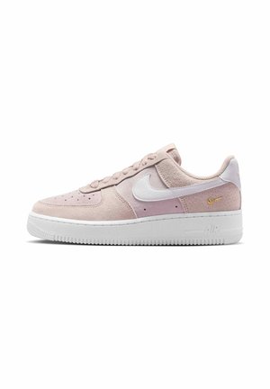 Sneakers basses Nike Air Force 1 en daim rose clair avec le swoosh Nike blanc et la semelle blanche, vues de côté.
