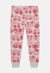 Baumwoll-Pyjama-Hosen mit einem wiederholten roten Feuerwehrwagen-Muster auf einem hellgrauen Hintergrund. Glatte Textur, eng anliegende Fußbündchen.