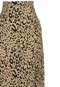 Leopardmønstret nederdel i beige og sort, med høj talje, glat stof og en sideslids for ekstra stil og funktionalitet.