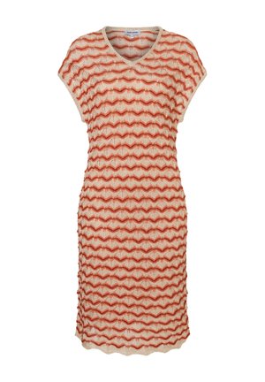 Knielanges beiges Strickkleid mit kurzen Ärmeln, V-Ausschnitt und horizontalem wellenförmigem roten Streifenmuster rundum.