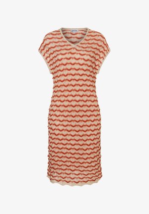 Knielanges beiges Strickkleid mit kurzen Ärmeln, V-Ausschnitt und horizontalem wellenförmigem roten Streifenmuster rundum.