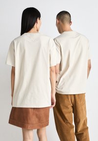 Tommy Jeans SIGNATURE TWIST TEE UNISEX - Camiseta estampada - newsprint