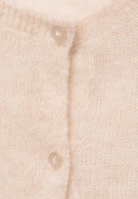 Hellbeige Cardigan mit weichem, strukturiertem Strick, rundem Halsausschnitt und zwei klaren Knöpfen vorne.