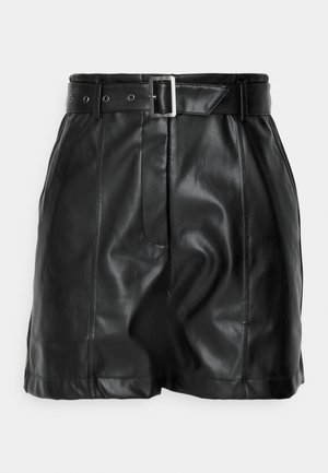 Zwarte leren shorts met een gladde textuur, hoge taille en een brede riem met een rechthoekige zilveren gesp. Geplooid ontwerp aan de voorkant.