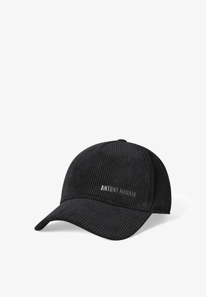 Gorra de pana negra con pico estructurado, que presenta el nombre de la marca "ANTONY MORATO" en letras plateadas en el panel frontal.