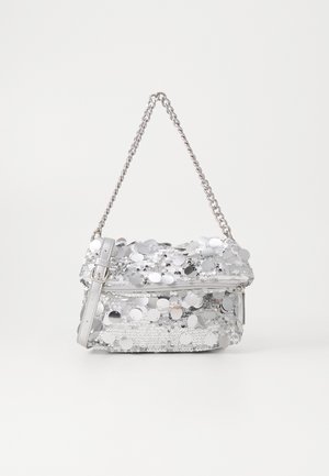 Silberne Schultertasche, bedeckt mit großen Pailletten und einem Kettenriemen, mit Schnallen- und Reißverschluss auf weißem Hintergrund.