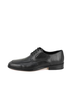 Chaussure habillée en cuir noir avec un bout arrondi, un laçage à l'avant et des détails de couture subtils. Présente un petit talon solide. Texture lisse.