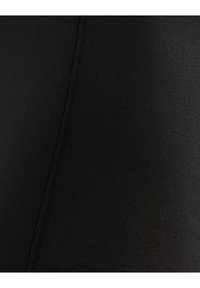 Černá elastická tkanina s hladkým povrchem, obsahující detail švu. Detailní záběr ukazuje konzistentní vzor a jednotnou barvu.