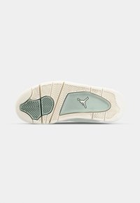 Gumeni dio potplata tenisica u bijeloj i mint zelenoj boji, s teksturiranom površinom, uzorkom riblje kosti i središnjim Jumpman logotipom.