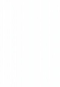 Jovem mulher com capacete anda de bicicleta laranja numa praça da cidade pavimentada, com edifícios altos e céu limpo ao fundo.