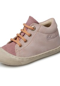 Růžová semišová bota s kulatou špičkou, béžovou gumovou podrážkou a béžovými tkaničkami. Obsahuje jemné logo a kontrastní textury na svršku.