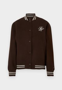 Chaqueta varsity marrón con botones a presión, cuello, puños y dobladillo de canalé a rayas blancas, y las iniciales blancas "FH" en el pecho.