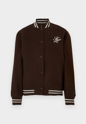 Veste de style universitaire marron avec boutons à pression, col, poignets et ourlet côtelés rayés blancs, et initiales blanches "FH" sur la poitrine.