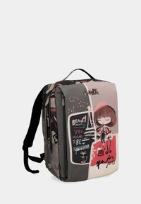 Rucksack mit einer Mädchenillustration, motivierender Schrift, und Paris-inspiriertem Design in rosa, grau, schwarz und beige Tönen, mit Seitenreißverschluss und Griff.