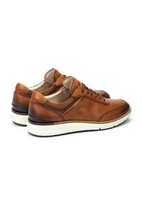 Zapatillas de cuero marrón con acentos de malla, lengua acolchada y paneles laterales texturizados. Presenta una entresuela blanca y una suela de goma negra.