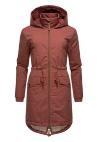 Sarkans-brūns parka jakas ar rāvējslēdzēja aizdari, auklu jostu, divām priekšējām kabatām un polāra vilnas oderi kapucē. Iespējams, ar ribotām piedurknēm.
